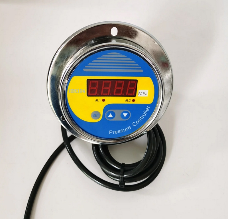 HDK104面板安裝壓力開關廣泛應用于水電，自來水測量顯示和控制。